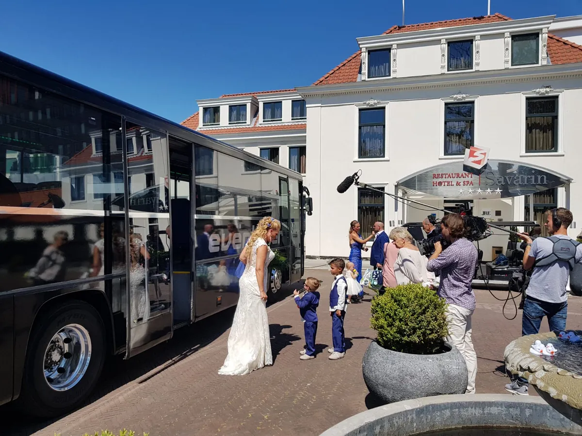 Bruid stapt in de Eventliner-bus