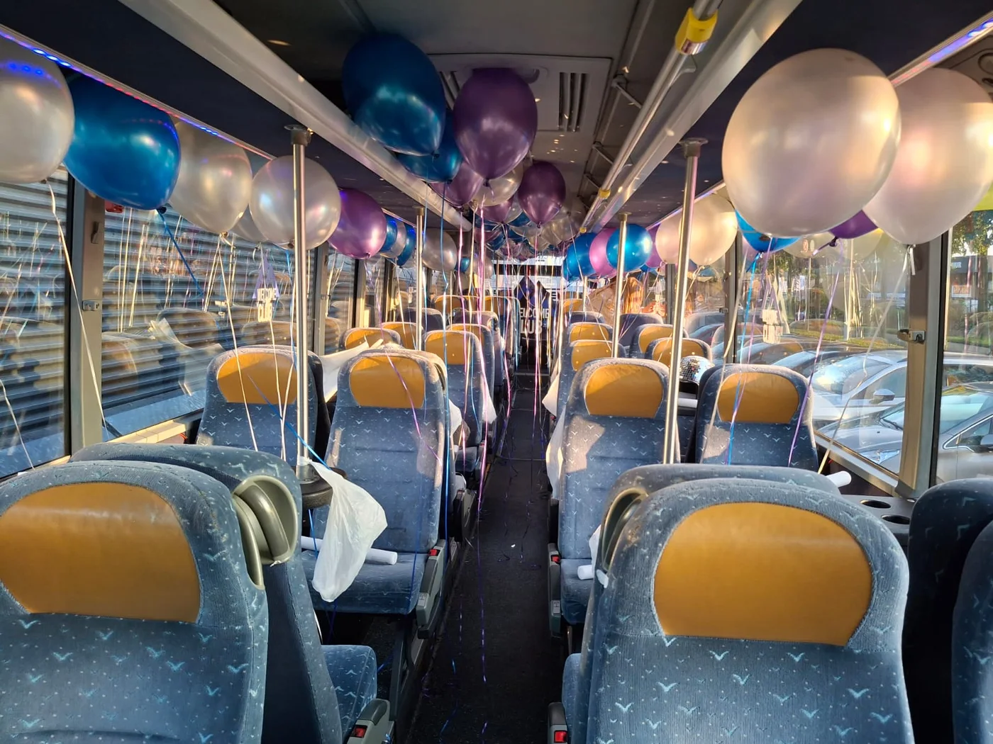 Sfeervol partybus-interieur onderweg naar het concert