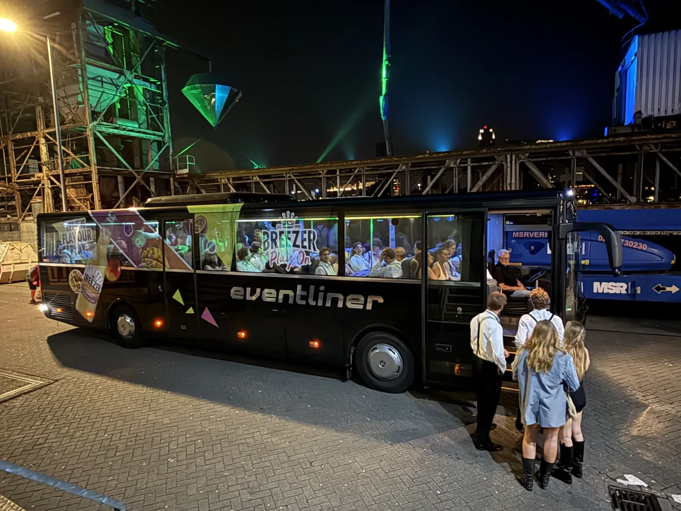 Eventliner bus bij een concert in de avond