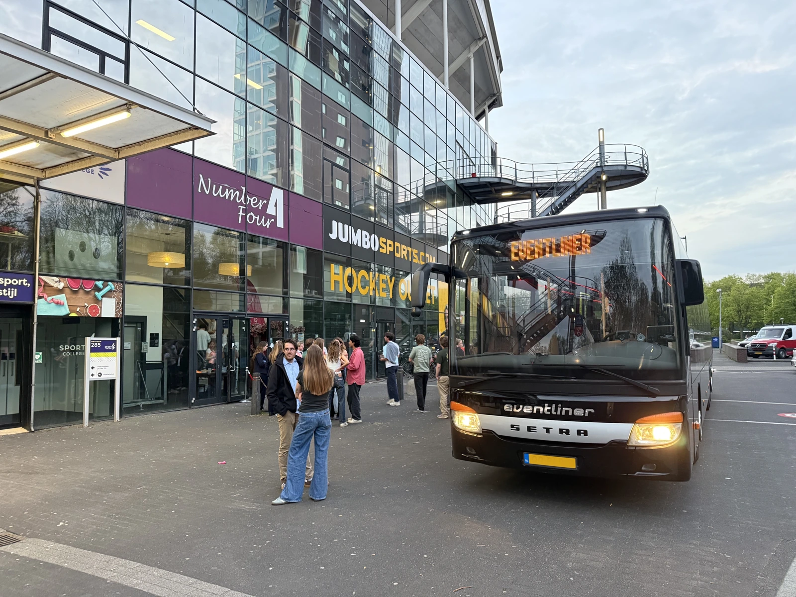 Eventliner touringcar bij de concertlocatie