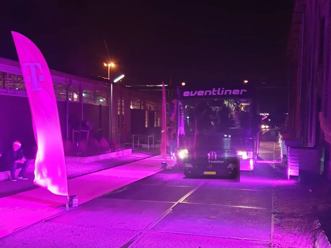 Eventliner partybus bij een bedrijfsfeest