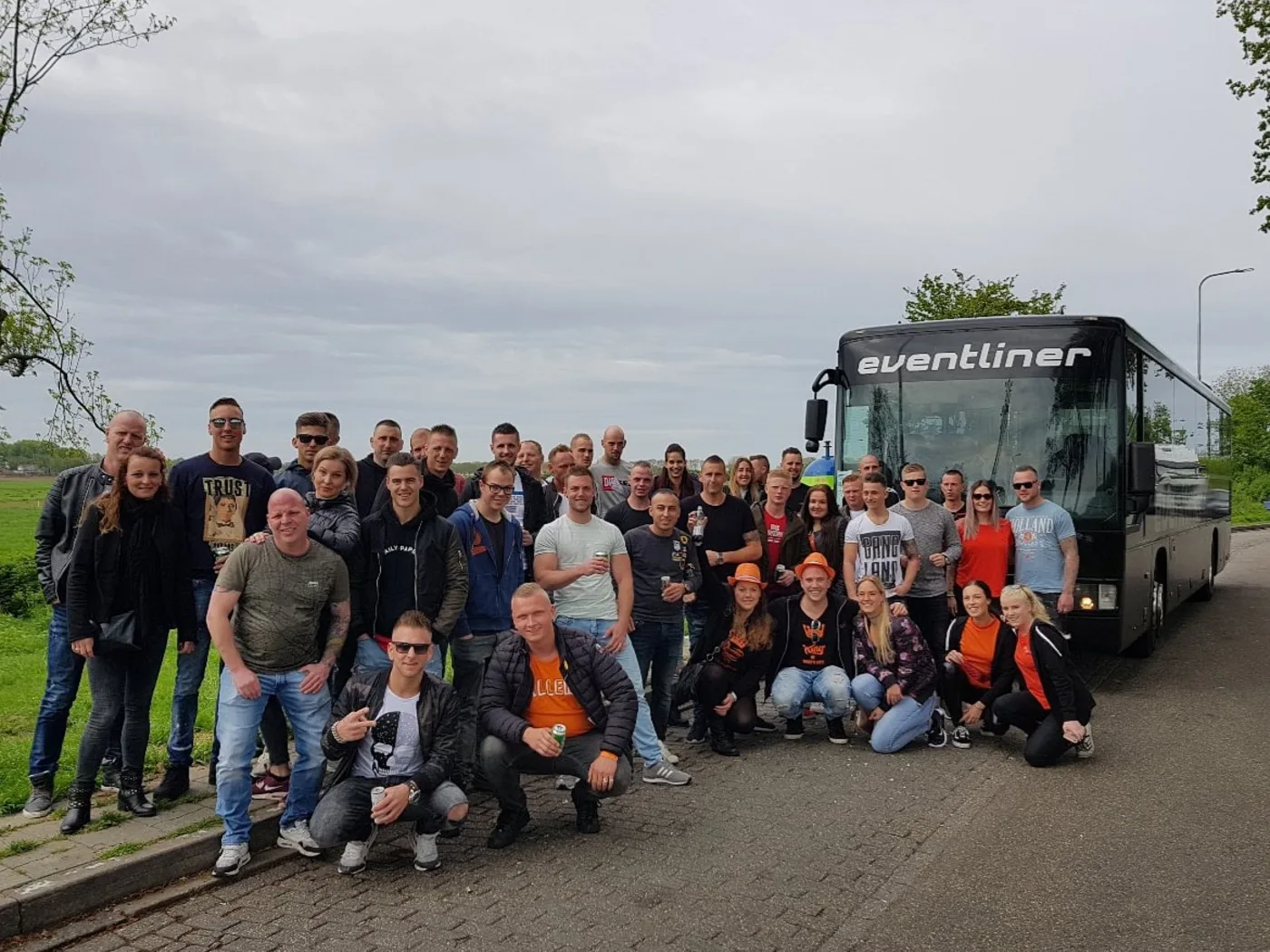 Grote festivalgroep bij de Eventliner bus