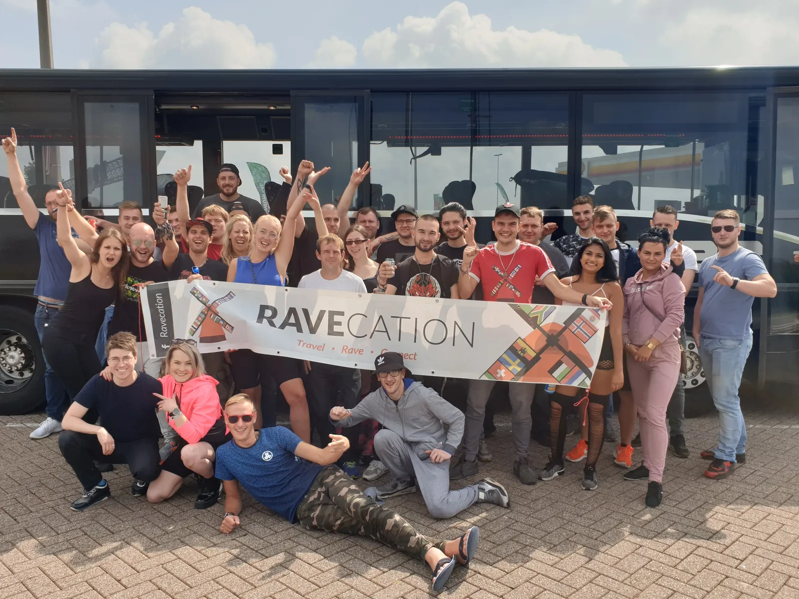 Festivalgroep met de Eventliner partybus