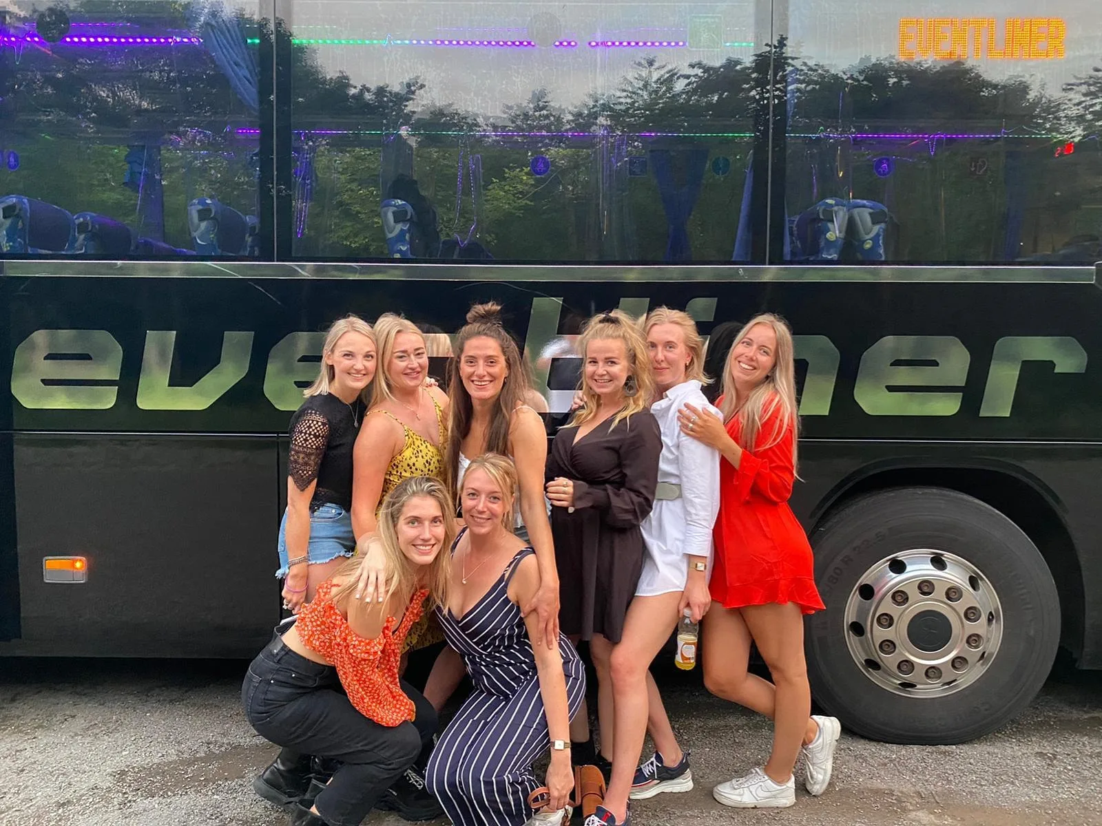 Vriendengroep bij de Eventliner partybus