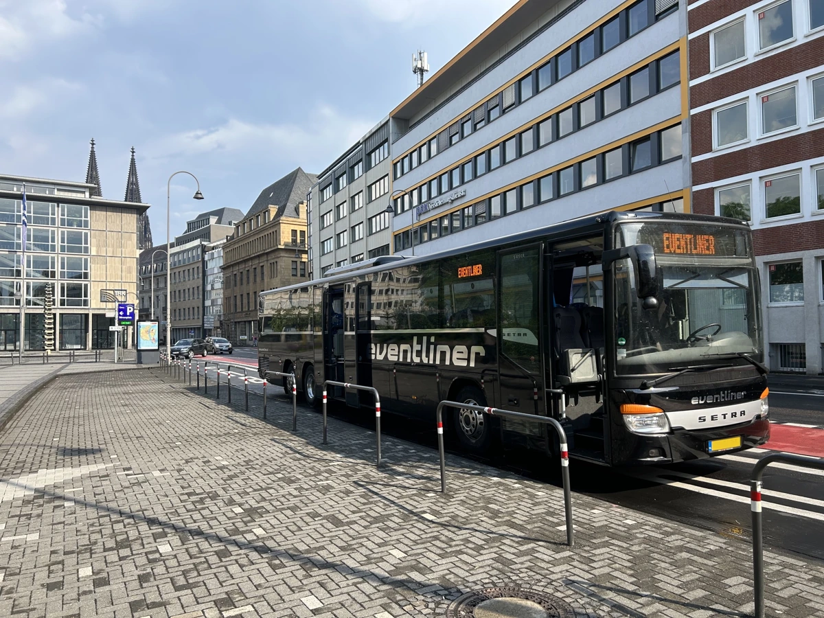 Eventliner touringcar tijdens een bedrijfsuitje in Keulen