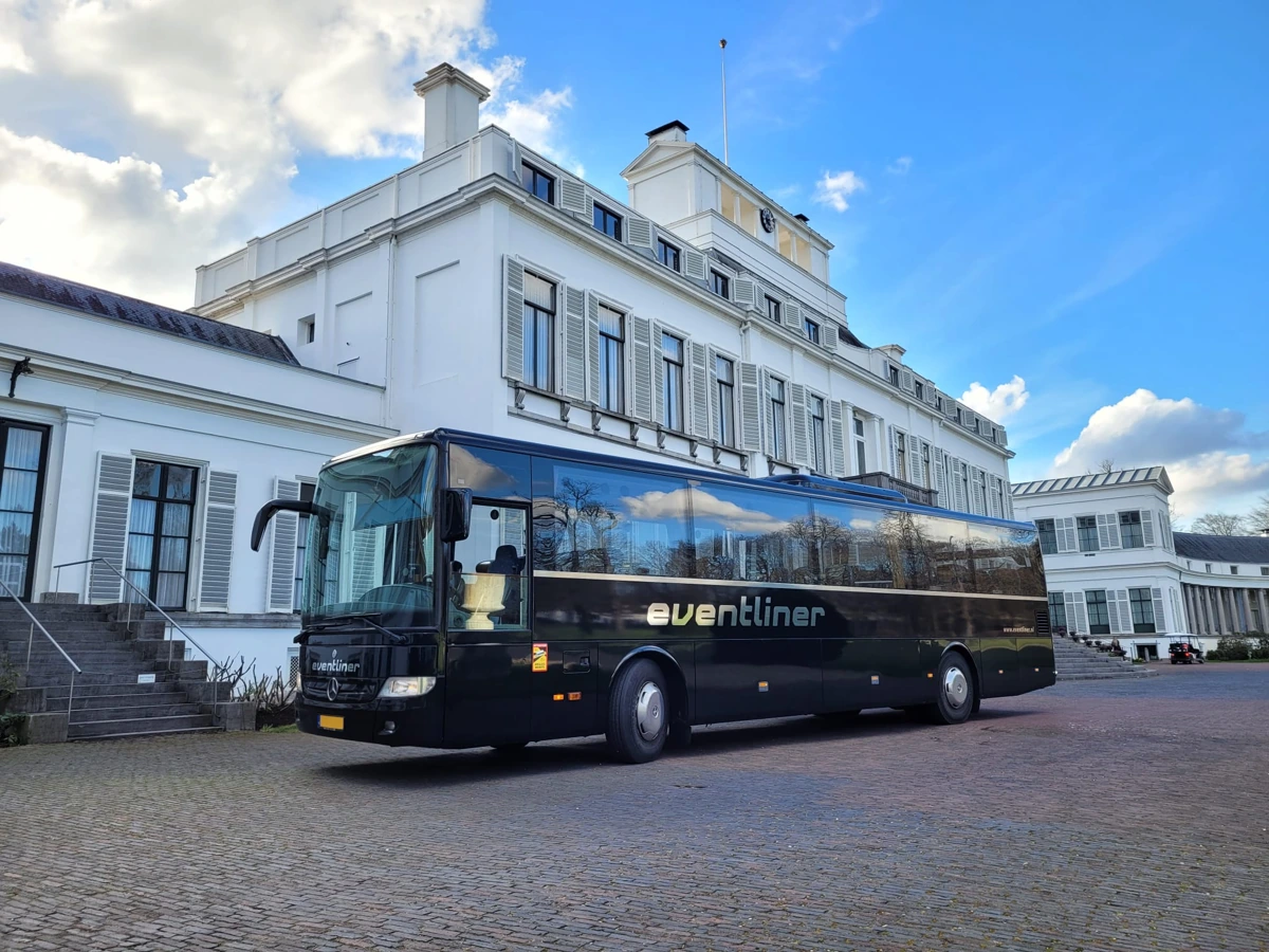 Eventliner touringcar bij Paleis Soestdijk
