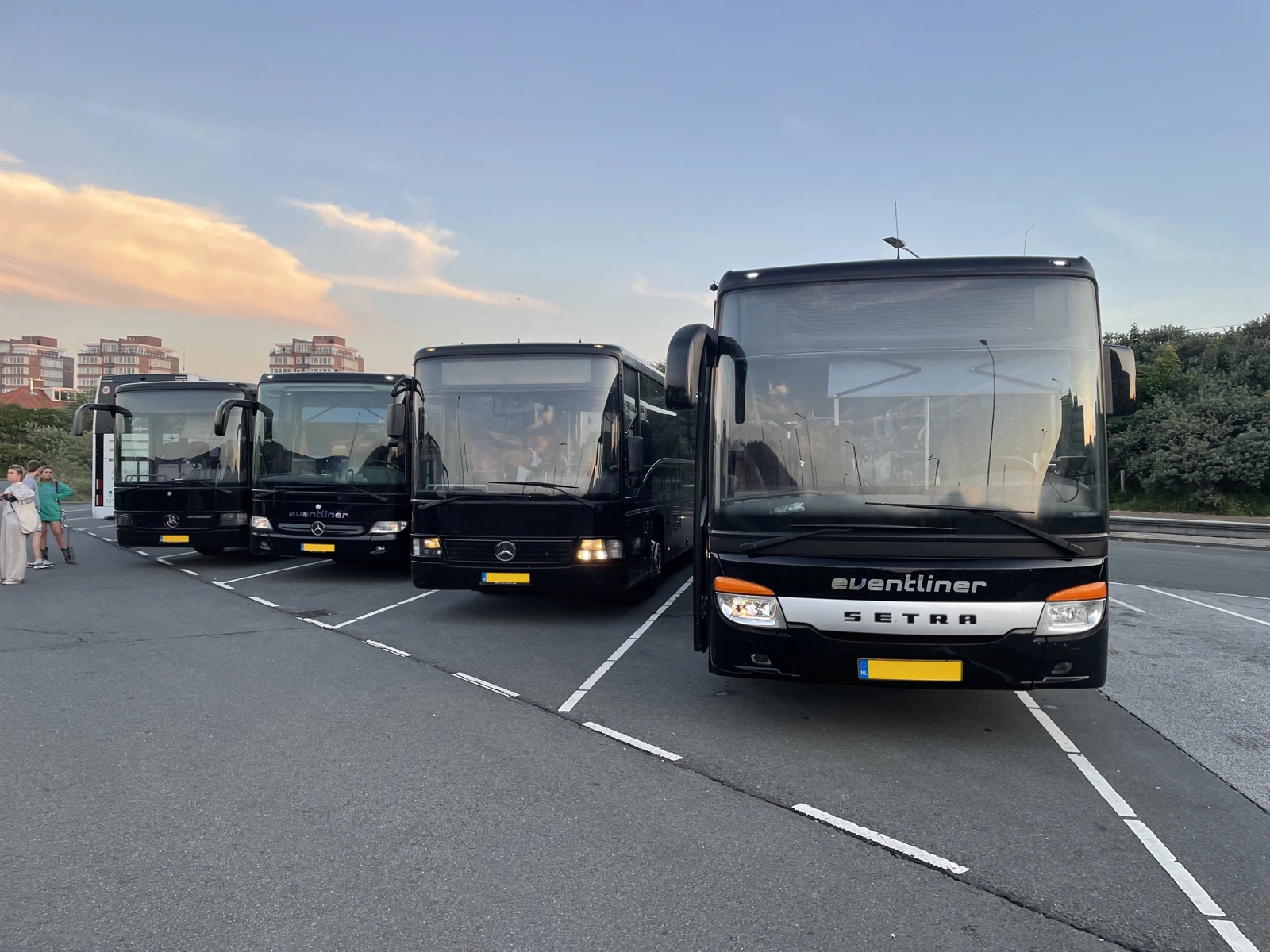 Eventliner touringcars aan de kust bij Scheveningen