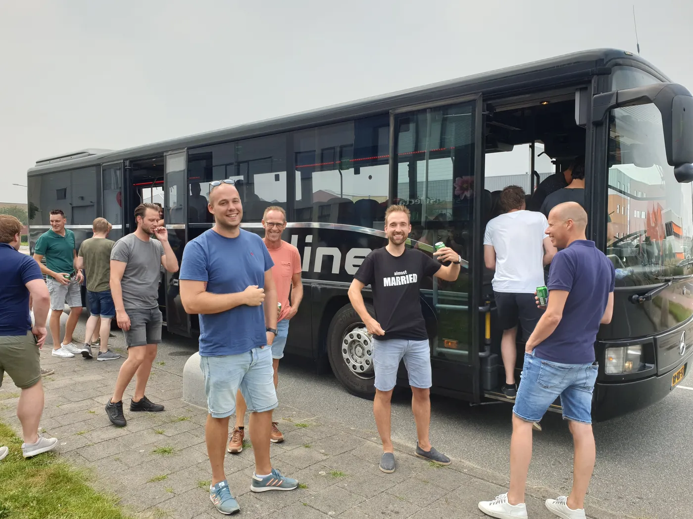 Vrijgezellenfeest met de Eventliner bus in de avond