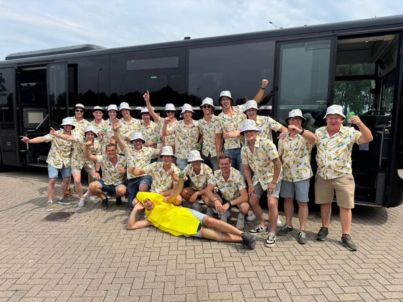 Vrijgezellengroep bij de Eventliner partybus