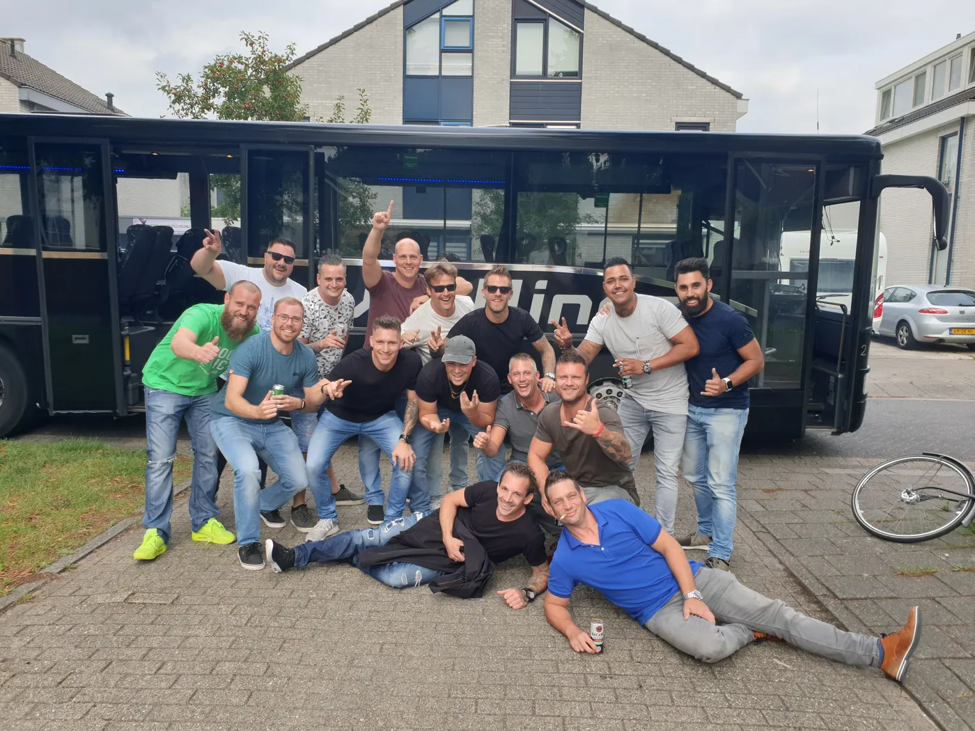 Grote groep klaar voor het vrijgezellenfeest
