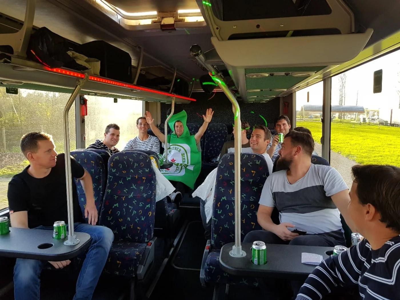 Gezellig partybus-interieur tijdens het vrijgezellenfeest